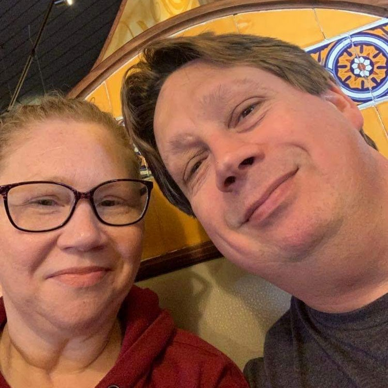 Chris on the go Logo