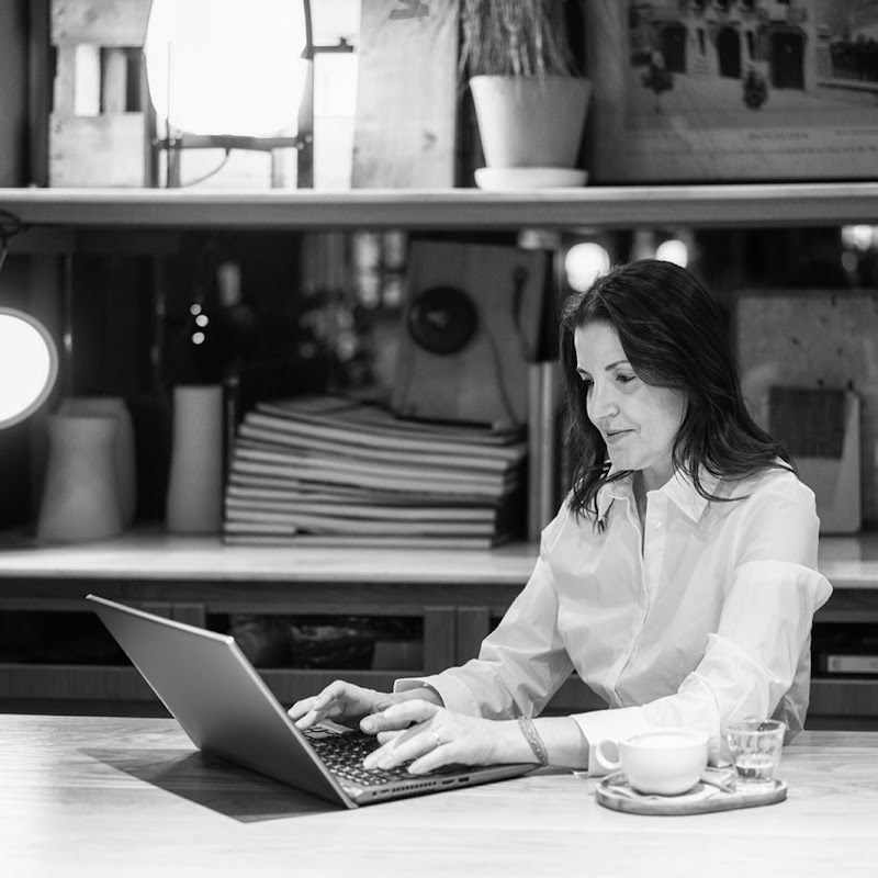 Rosas Spanish Roots Logo