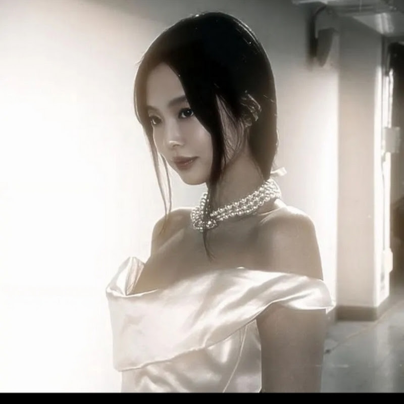 kpop vibe from like JENNIE Logo