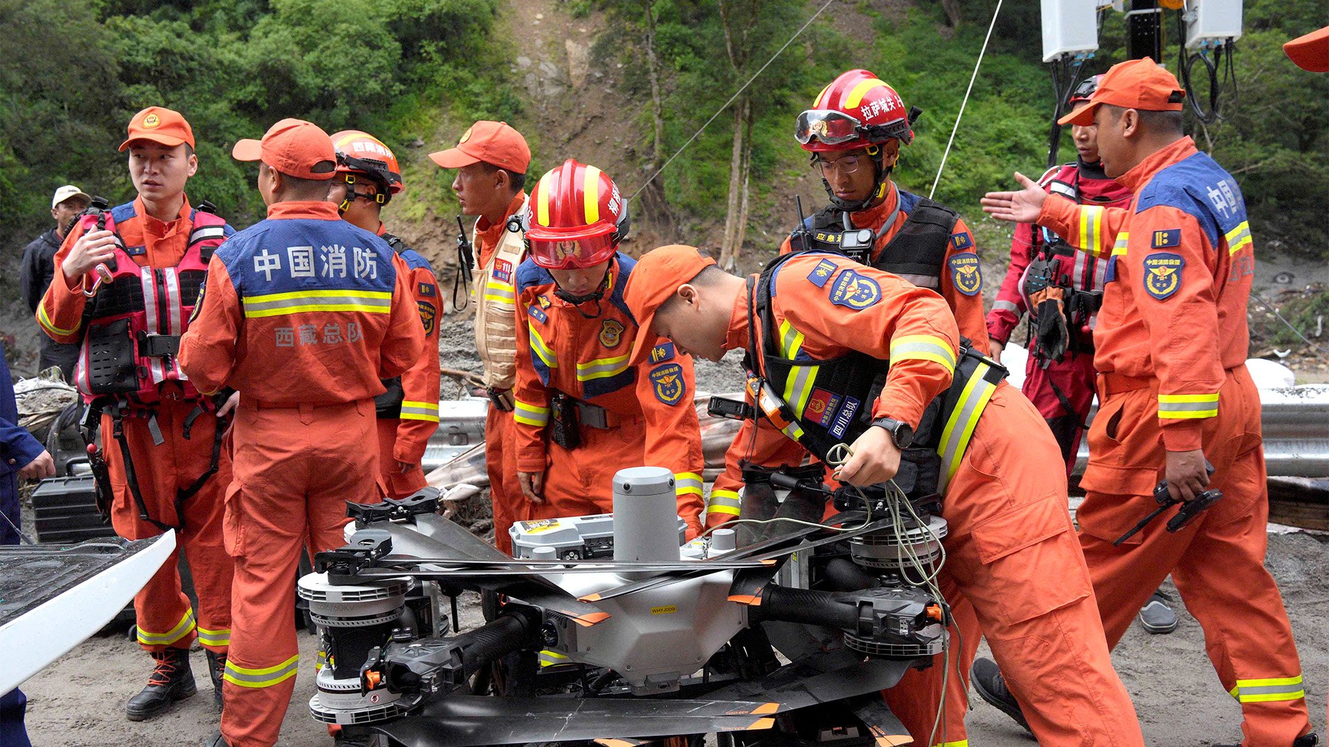 Video thumbnail for Nepal’s mudslide wiped out areas of eastern China, army helps search
