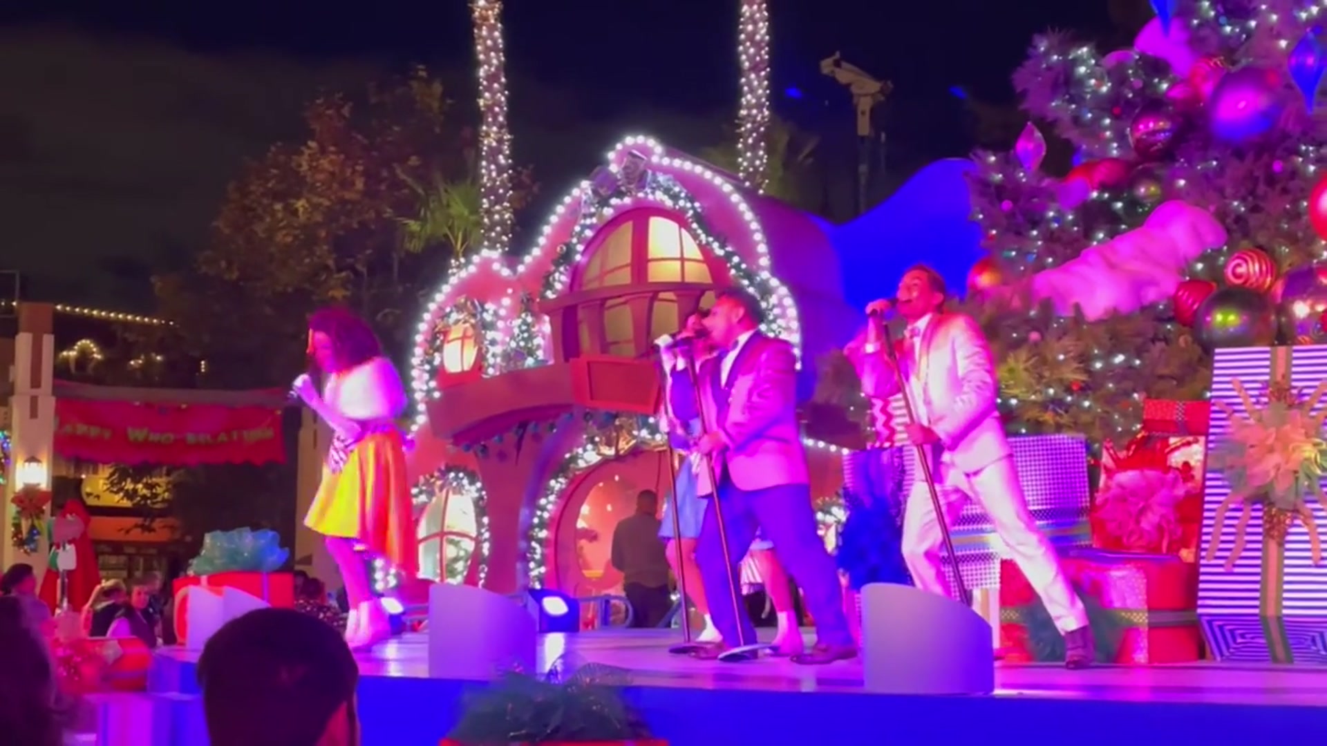 'Video thumbnail for The Who Bee Doo Wops Show from Grinchmas at Universal Studios Hollywood'