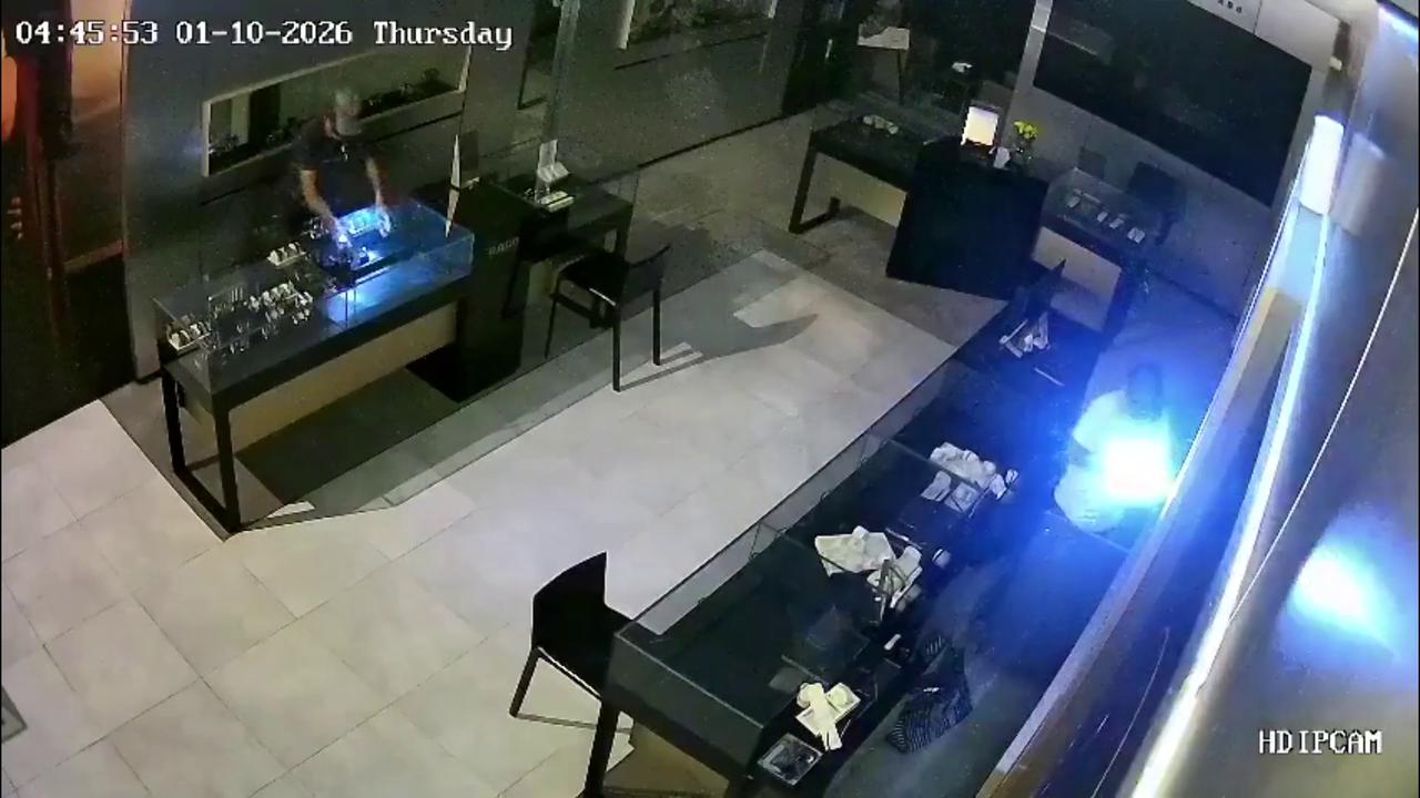 Video thumbnail for India: $520,082 Rado watch heist unfolds in 36 minutes as robbers escape with 251 luxury watches.