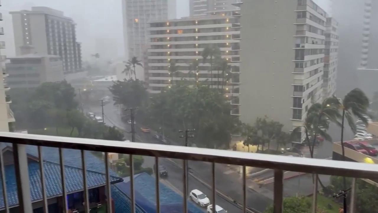 Video thumbnail for Hurricane Lala: Rain And Wind Lash Waikiki.