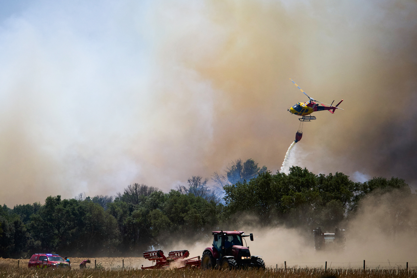 Video thumbnail for Firefighters race to contain flames in northeastern Spain