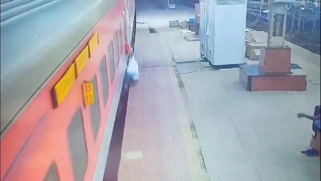 Video thumbnail for India: RPF constable rescues passenger attempting to board moving train in Nagpur.