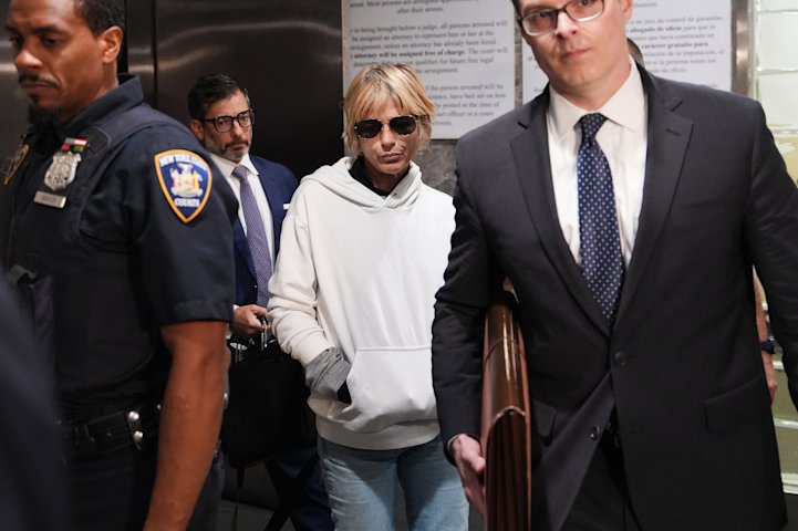 Video thumbnail for Selma Blair accused of attacking 2 flight attendants and assaulting a police officer and nurse at JFK
