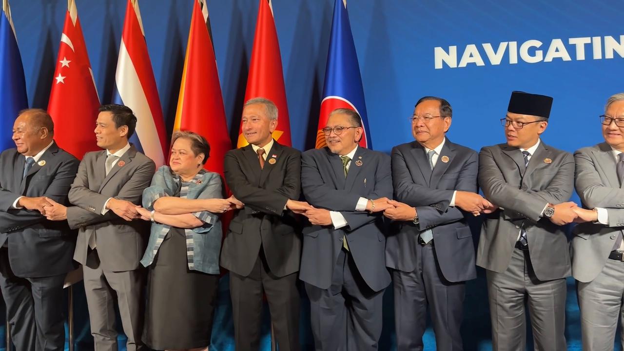 Video thumbnail for Philippines: ASEAN foreign ministers meet in Philippines ahead of summit.