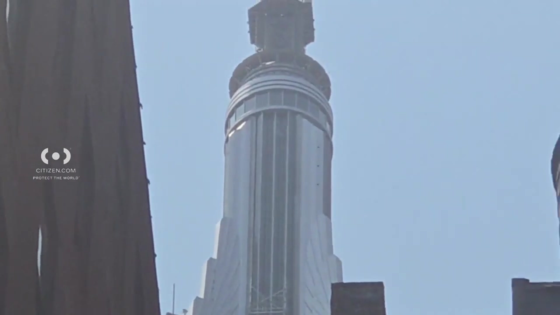 Video thumbnail for Two people in custody after climbing to top of Empire State Building