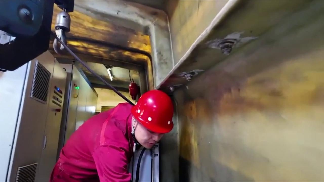 Video thumbnail for China: Young technicians maintain wind turbines in Taiyuan.
