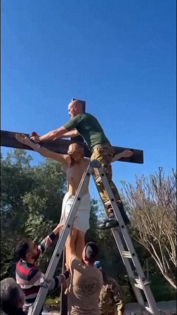 Video thumbnail for Italy replaces crucifix smashed by Israeli soldiers in southern Lebanon