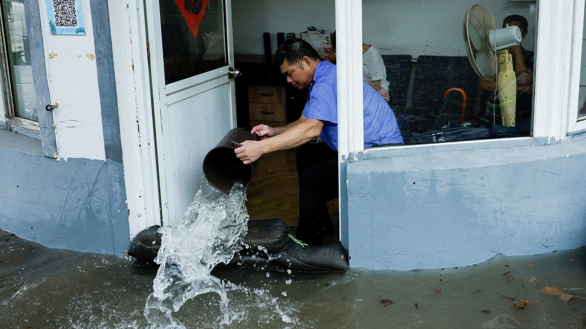 Video thumbnail for Typhoon Dolphin slams Zhejiang and Shanghai, stranding travellers and residents