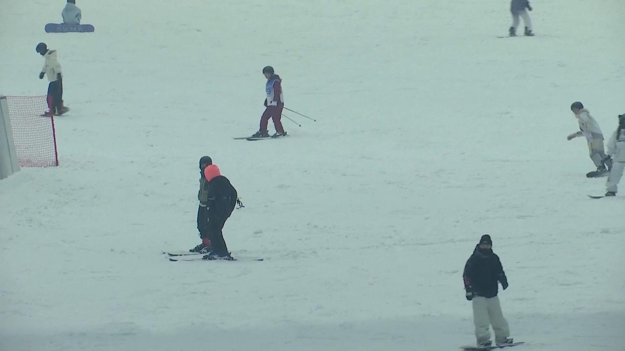Video thumbnail for China: Indoor ski resort heats up in summer in S China.