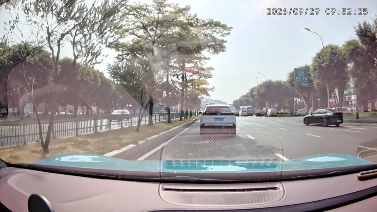 Video thumbnail for Car Crashes Into Barrier, Vehicle, and Tree Near Fujian Intersection