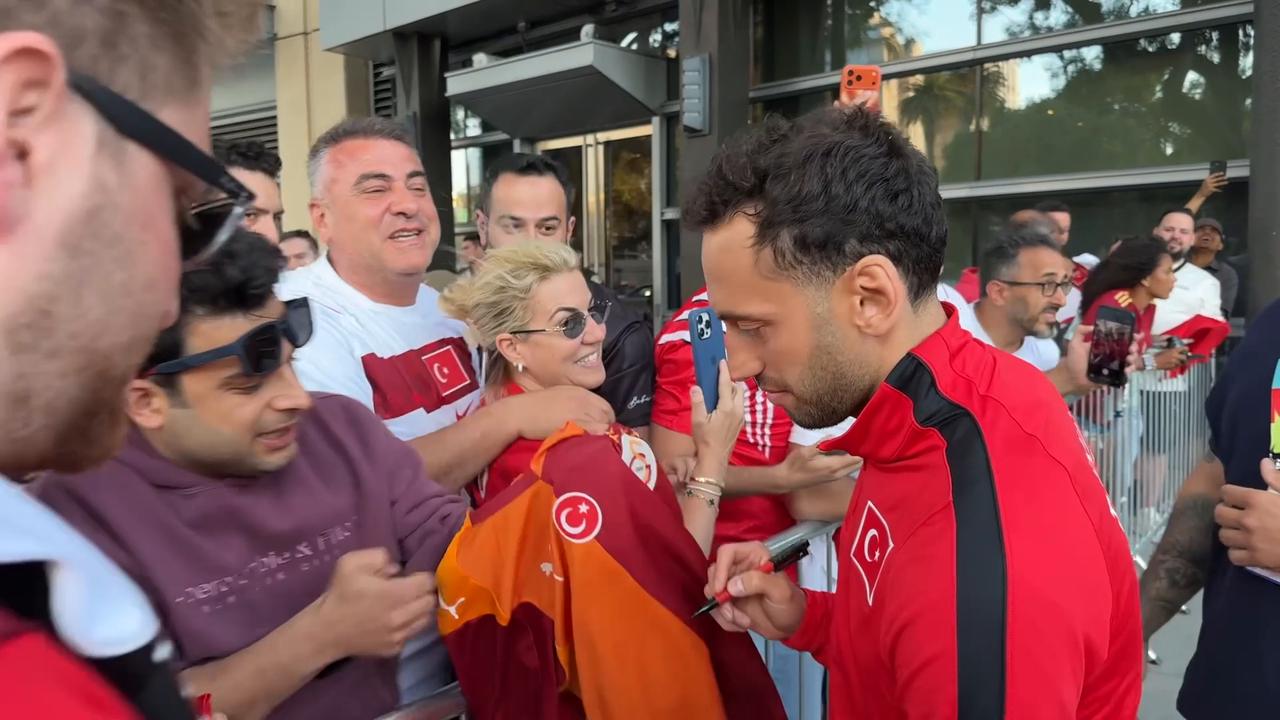 Video thumbnail for US: Fans greet Türkiye national team in San Francisco ahead of Paraguay World Cup match.