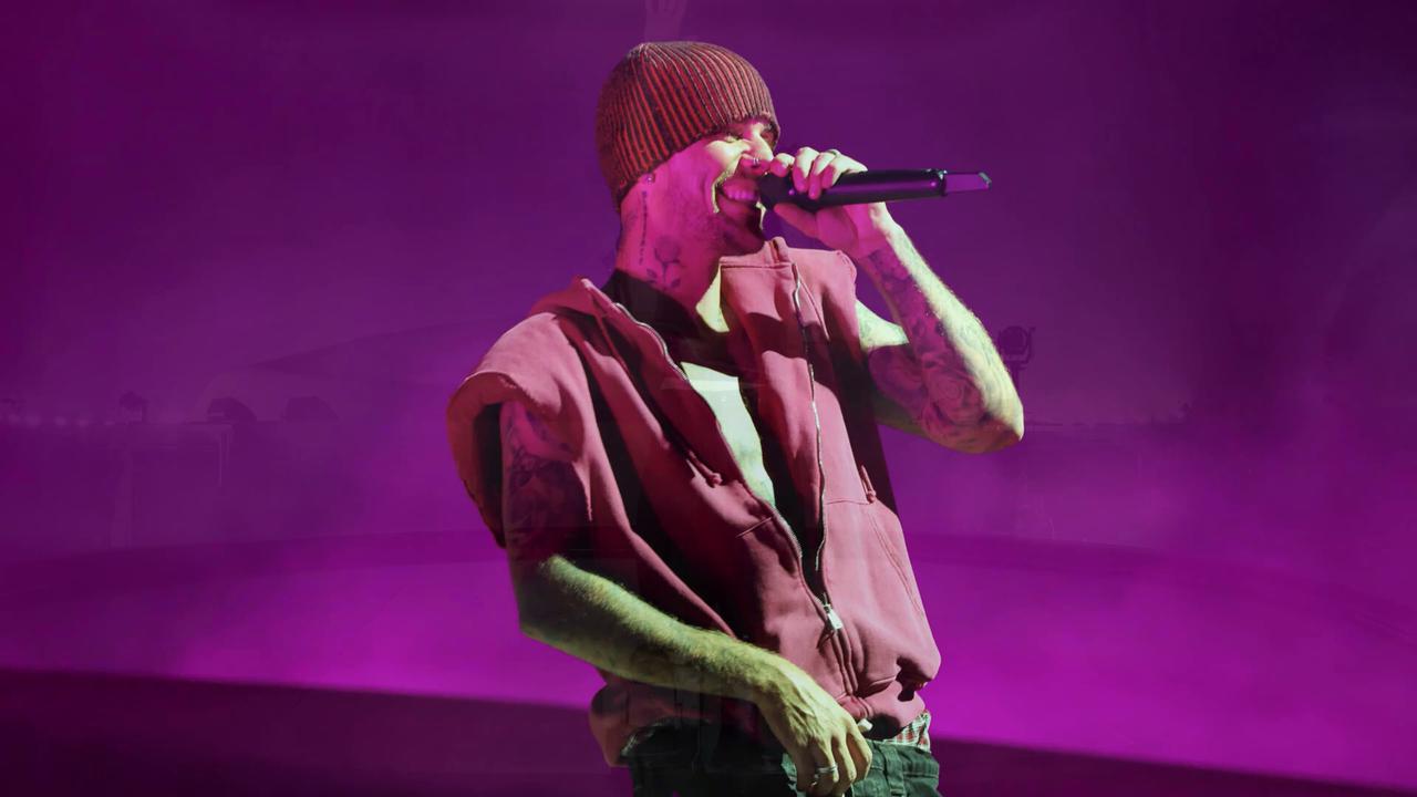 Video thumbnail for UNCAPTIONED: Justin Bieber reportedly in talks to sing at FIFA World Cup final.