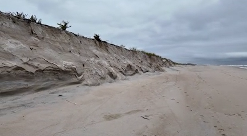 Video thumbnail for Nor'easter leaves behind flooded homes, businesses, and badly damaged dunes along Long Beach Island
