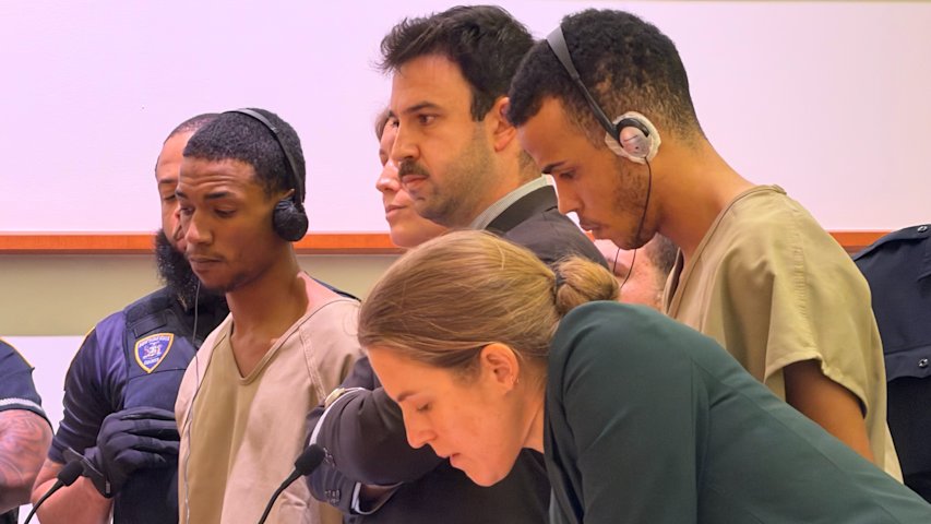 Video thumbnail for 2 men accused of stabbing off-duty NYPD detective plead not guilty in Bronx court
