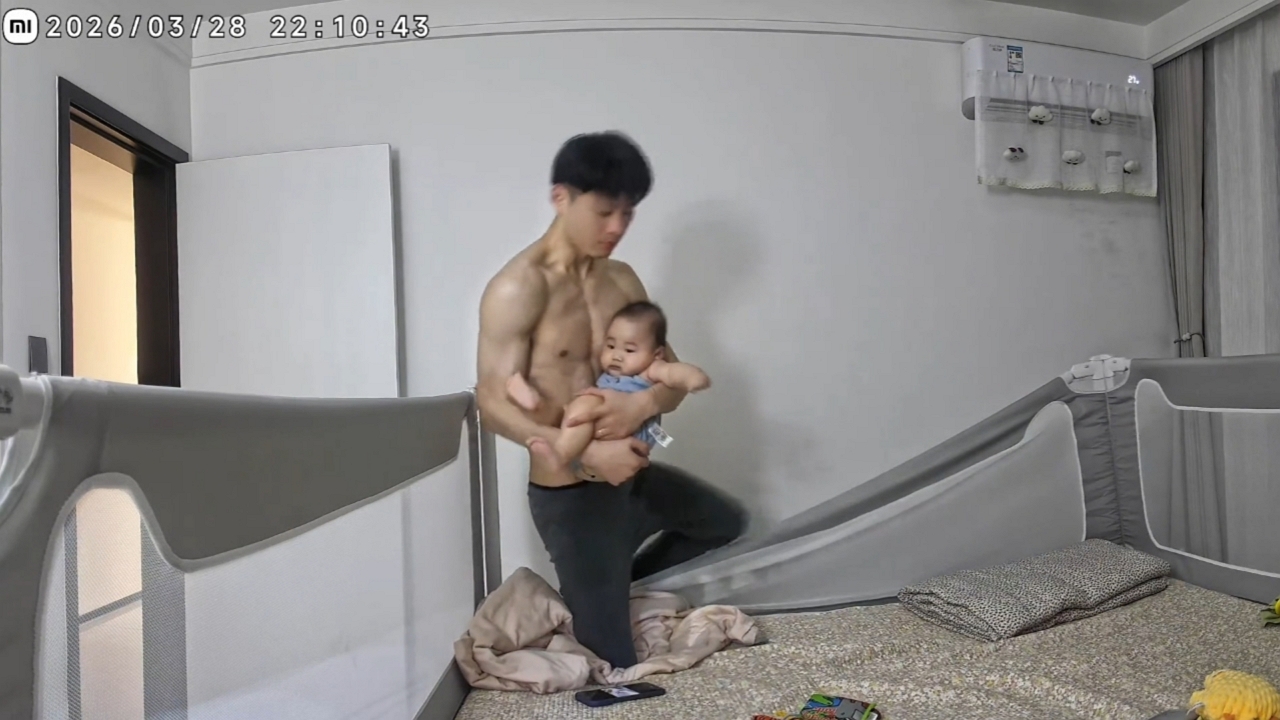 Video thumbnail for Dad Stumbles While Carrying Baby in Hebei