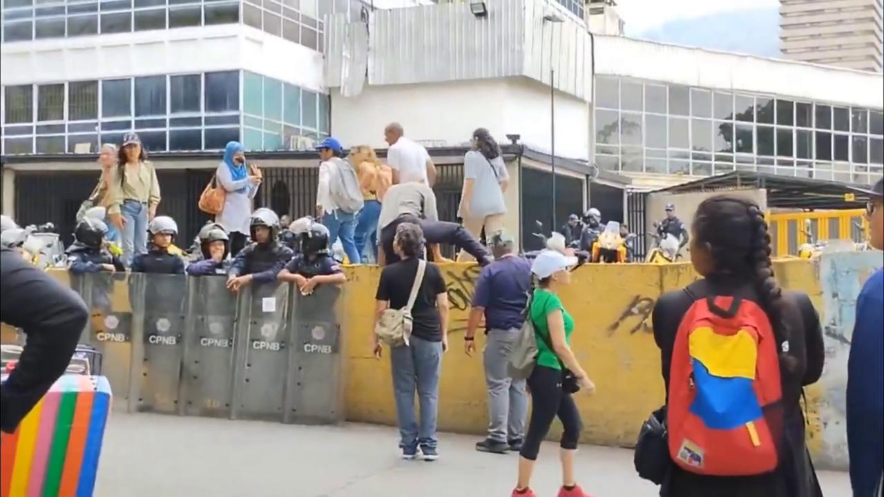 Video thumbnail for Venezuela: Caracas police block streets after May Day protest, forcing residents to climb barriers.