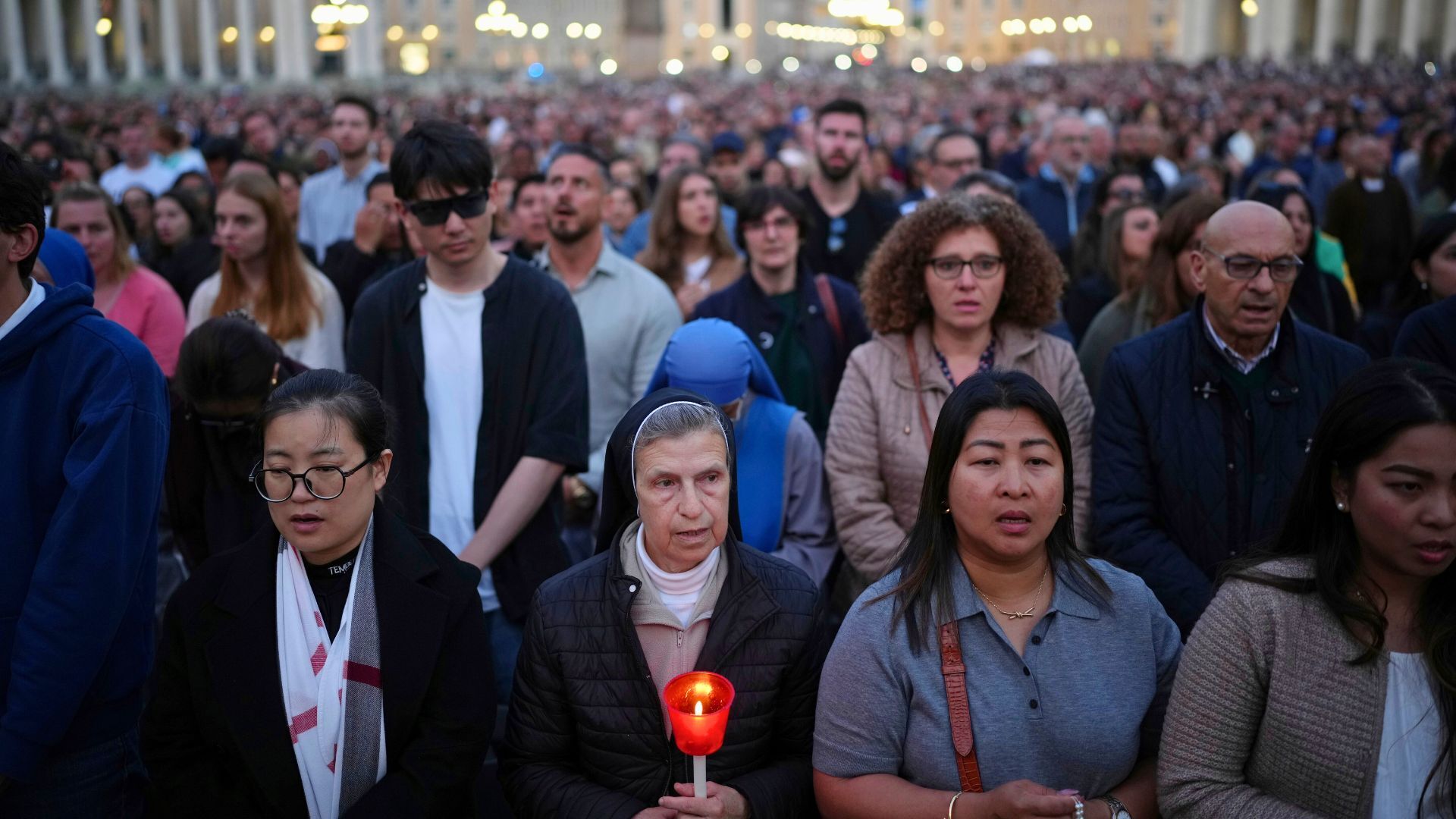 Video thumbnail for Mourners hold rosary prayer in St Peter's Square to honour Pope Francis