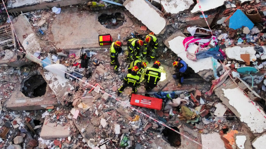 Video thumbnail for A week after the earthquakes, Venezuela still searches for its thousands missing