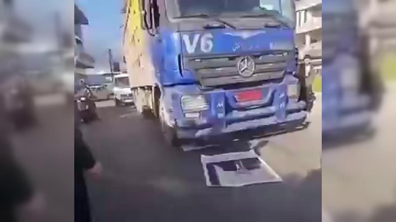 Video thumbnail for Lebanon: Lebanese Protestors Trample Portraits of President and Prime Minister.