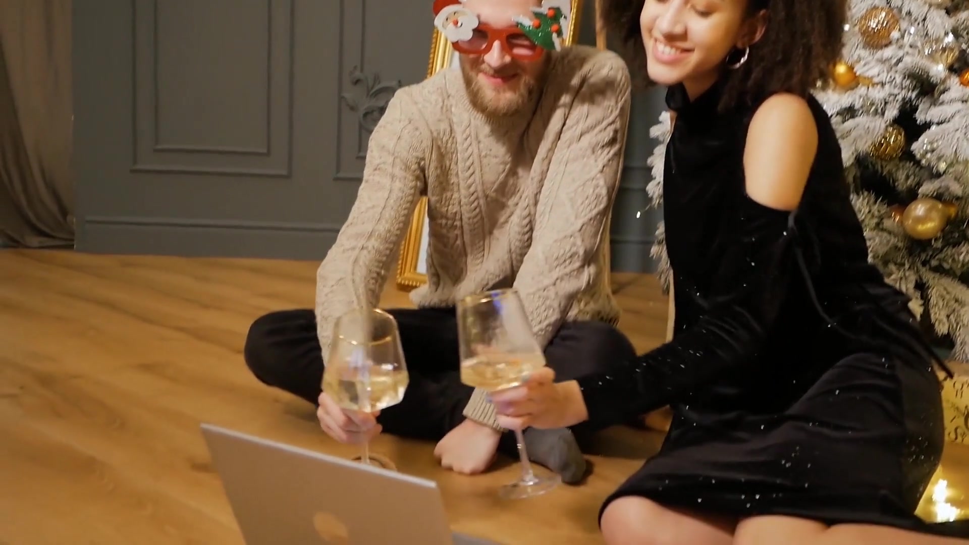 Video thumbnail for 15 Stylish and Comfortable New Year's Eve Outfits Without Sequins