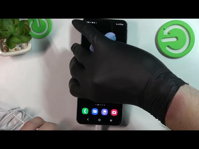 Video thumbnail for How to Connect Headphones to Samsung Galaxy Z Flip4 - Find Headphones Slot