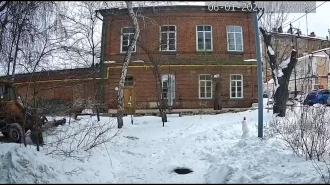 Video thumbnail for Snowplow Driver Moves Snowman to Safety in Orenburg