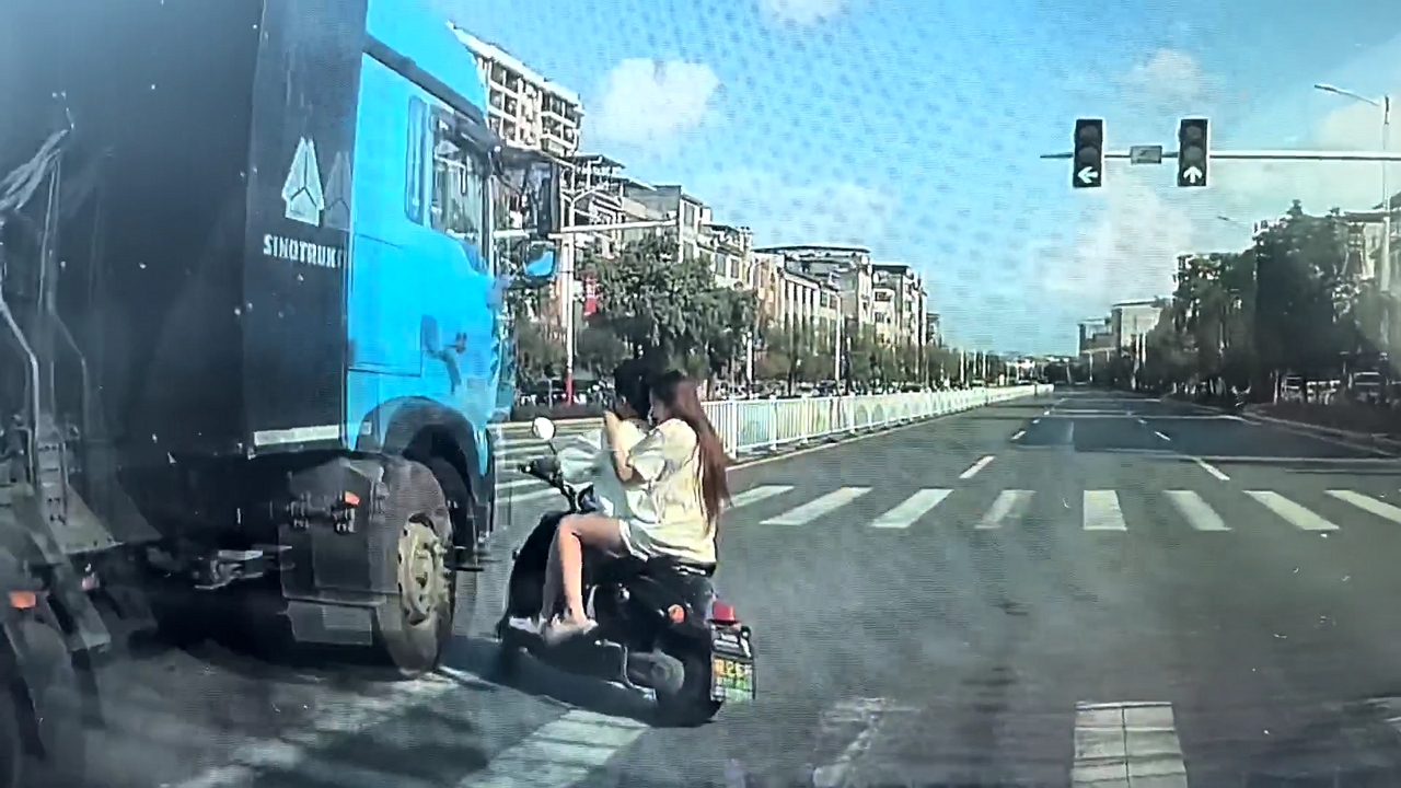 Video thumbnail for E-bike narrowly avoids collision with truck at Guangdong intersection