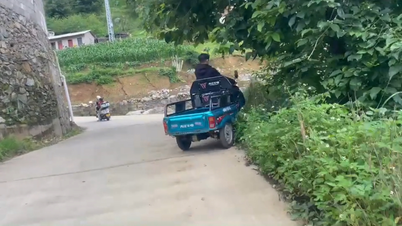 Video thumbnail for Tricycle Crash on Downhill After Rider Looks Back