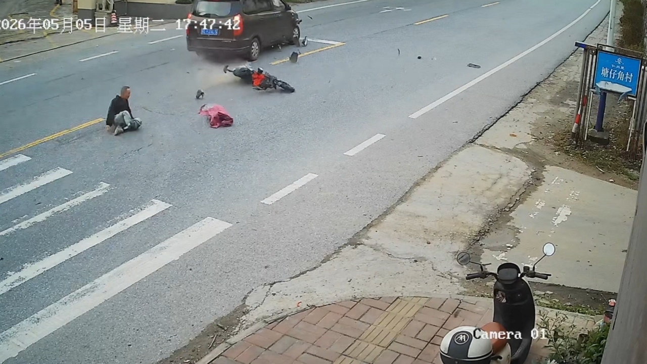Video thumbnail for Elderly e-bike rider struck in hit-and-run crash in Guangdong, China
