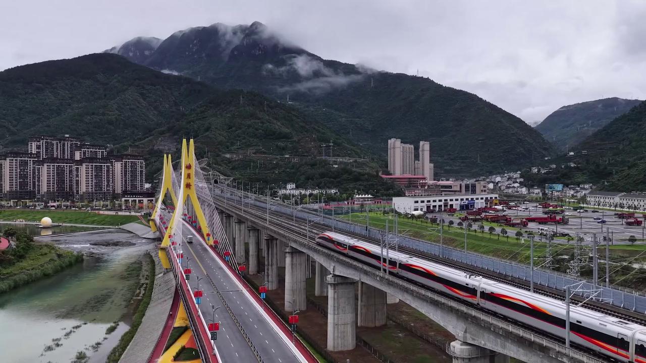 Video thumbnail for China: Yichang-Xingshan High-Speed Rail Line Opens in Hubei.