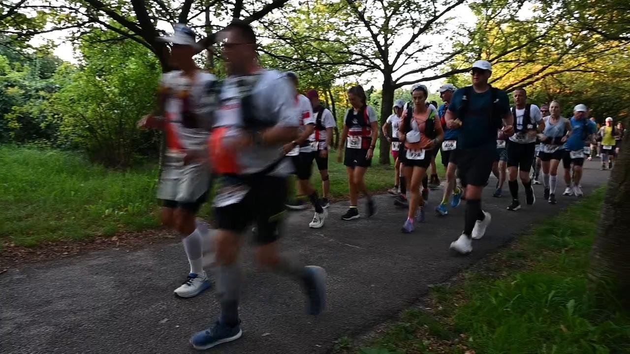 Video thumbnail for Germany: Runners trace historic Berlin Wall route in 161-km race.