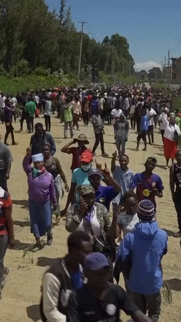 Video thumbnail for Kenyans protest Ebola quarantine centre for US citizens