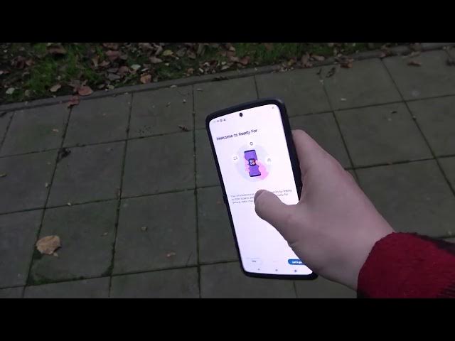 Video thumbnail for Motorola RAZR 2022 - Outside Display Brightness