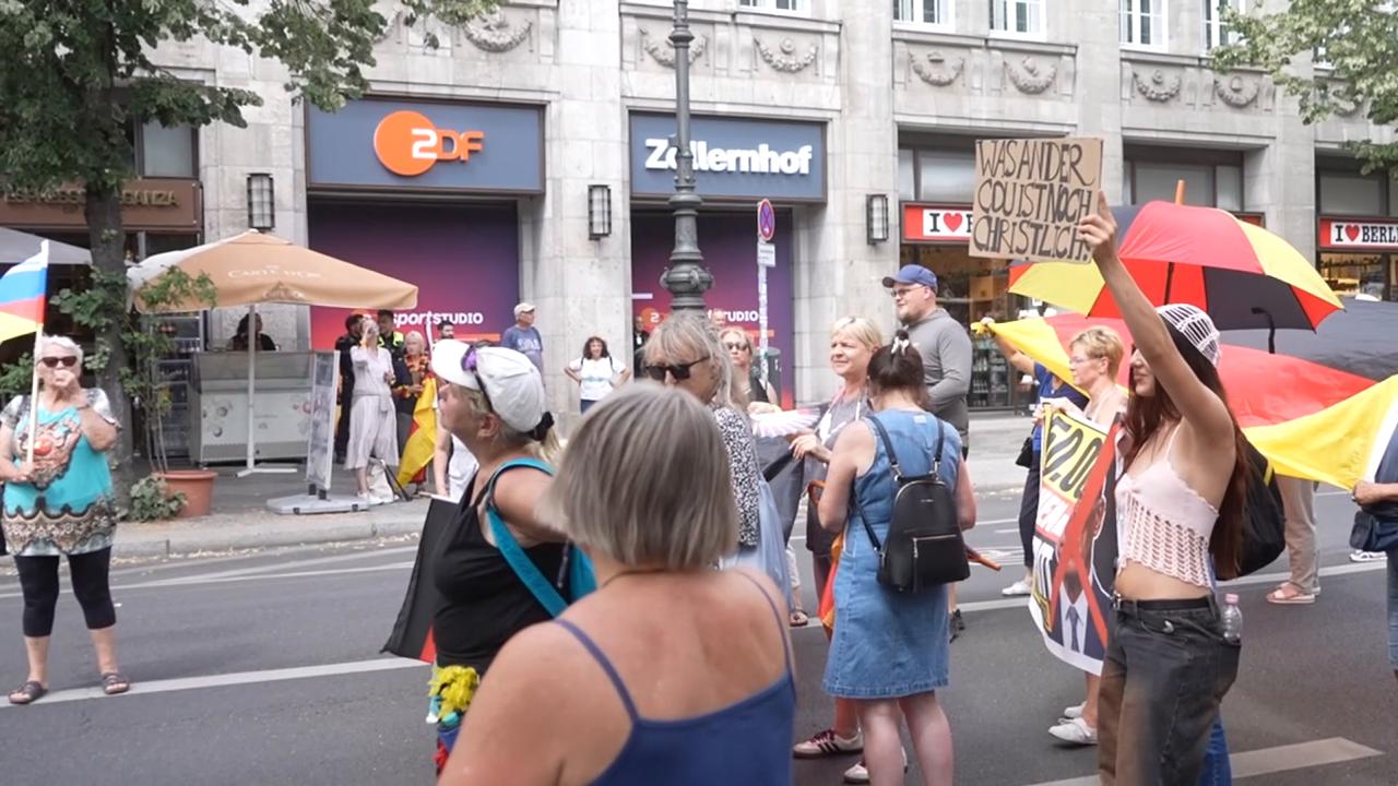 Video thumbnail for Germany: Berlin protesters demand resignation of German Chancellor Friedrich Merz (2).
