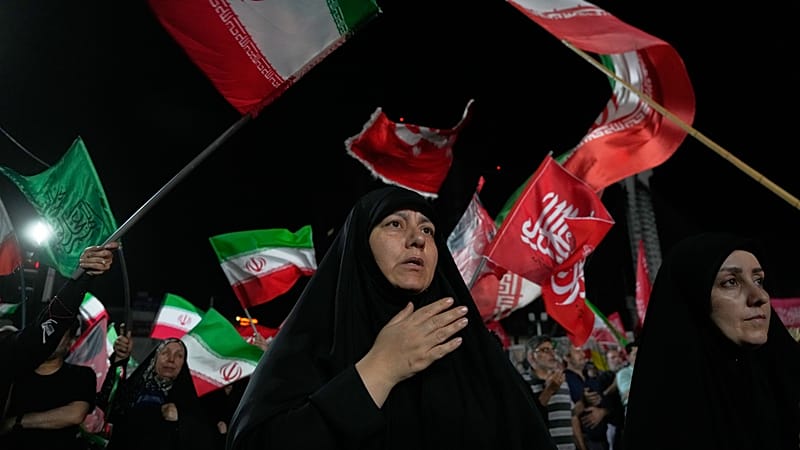 Video thumbnail for U.S., Iran trade fire for seventh consecutive day