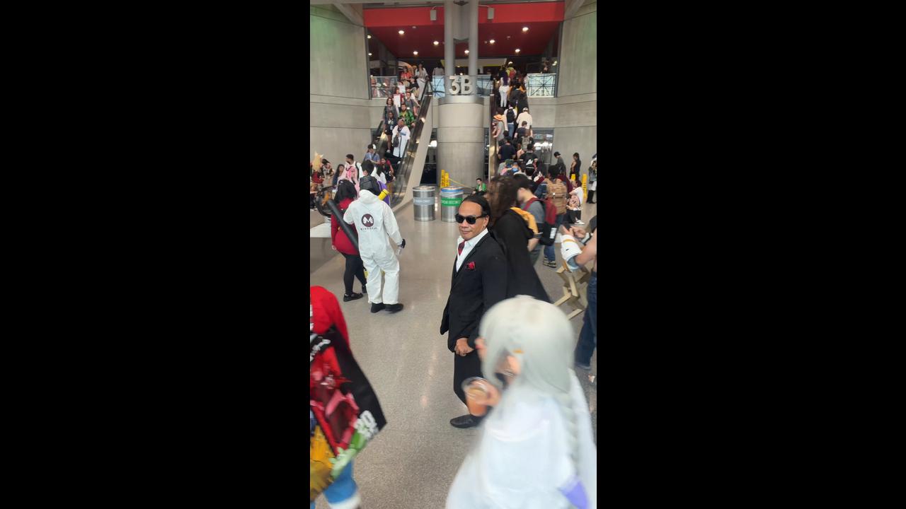 Video thumbnail for Illusionist Walking Forward through a Reversed Crowd at Anime NYC