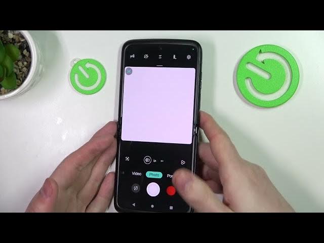 Video thumbnail for Motorola Razr 2022 - How To Make Macro Photos