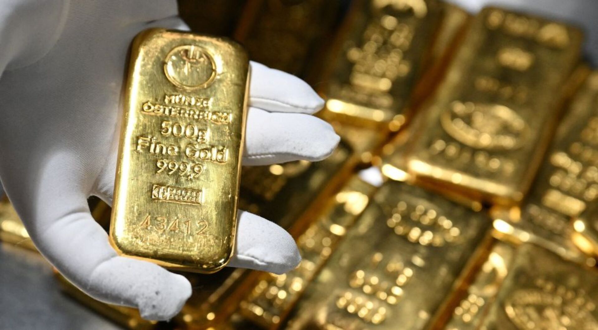 Video thumbnail for Gold prices hit record highs as wars and trade tensions fuel uncertainty