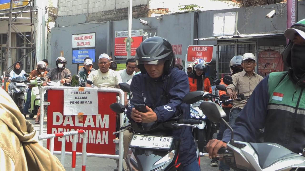 Video thumbnail for Indonesia: Indonesia raises non-subsidized fuel prices as global oil costs surge.