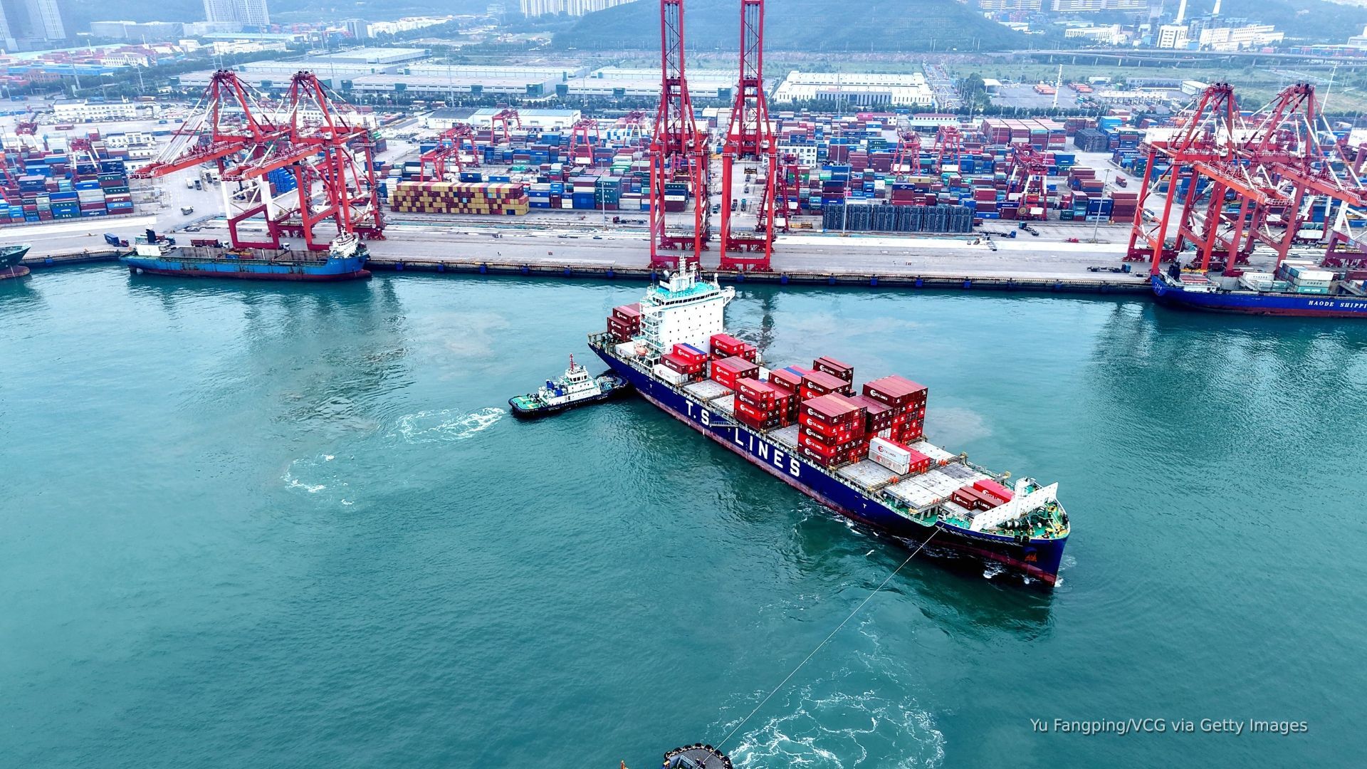 'Video thumbnail for Chinese exports to US plunge as Trump tariffs bite'