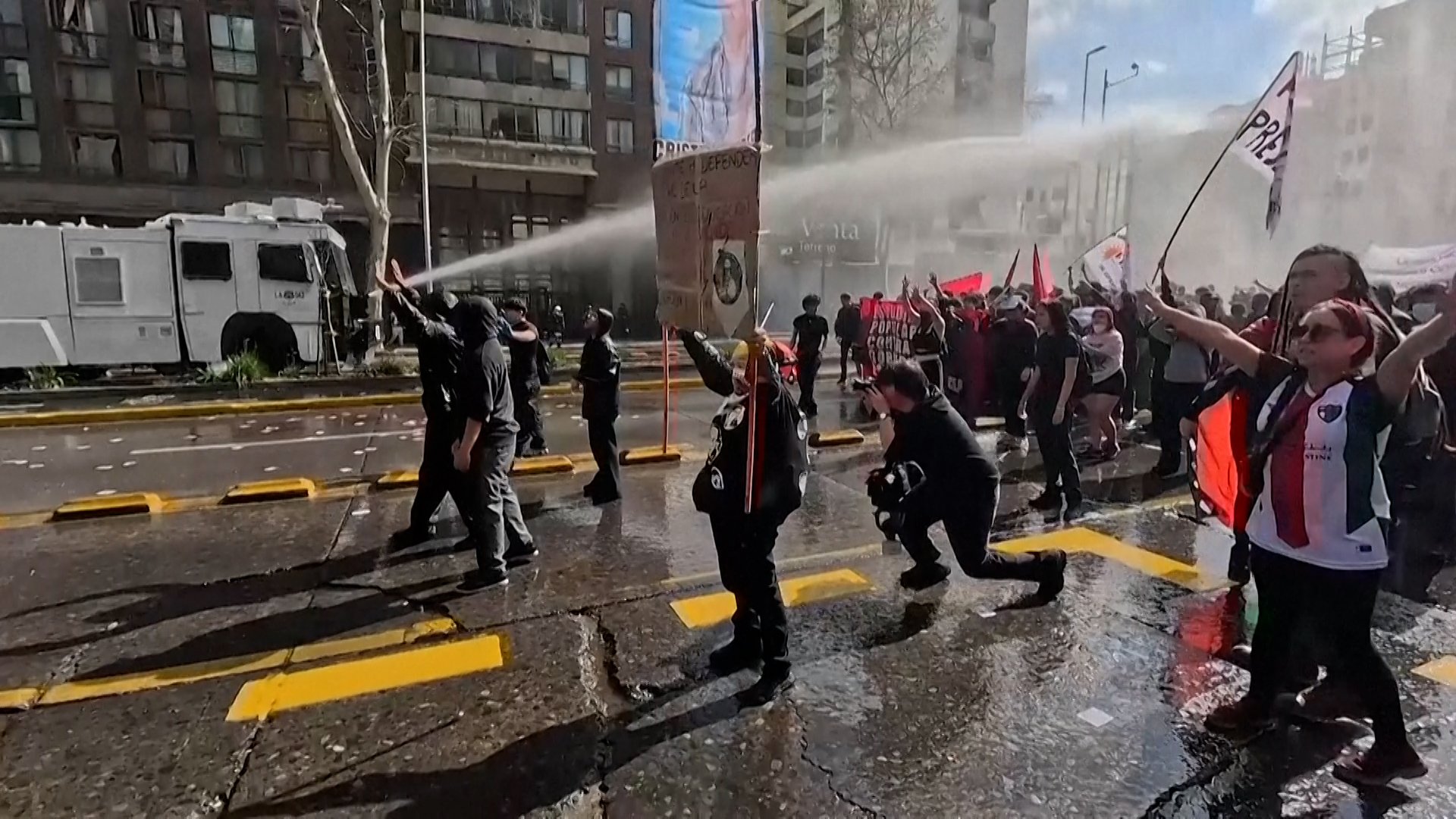 Video thumbnail for Chile police and protesters clash outside far-right forum