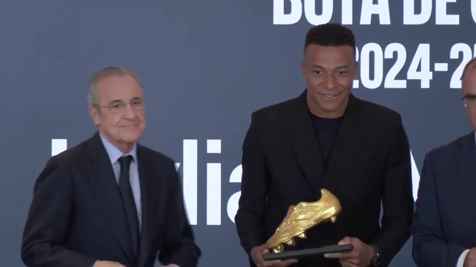 'Video thumbnail for Moment: Mbappe receives 2024-2025 Golden Boot award'