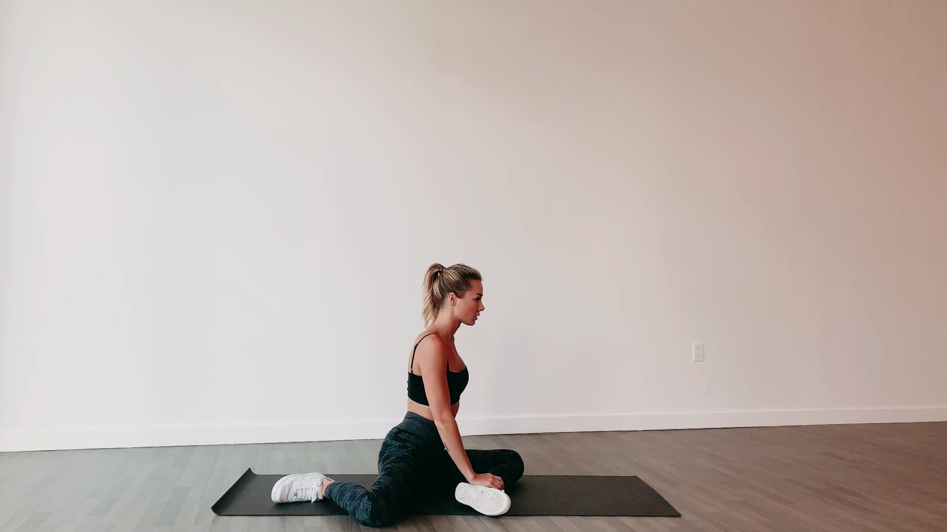 Video thumbnail for 90 90 Stretch