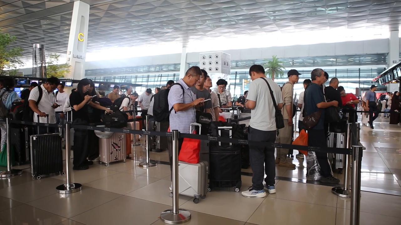 Video thumbnail for Indonesia: Indonesia extends airport closures as volcanic ash disrupts flights.