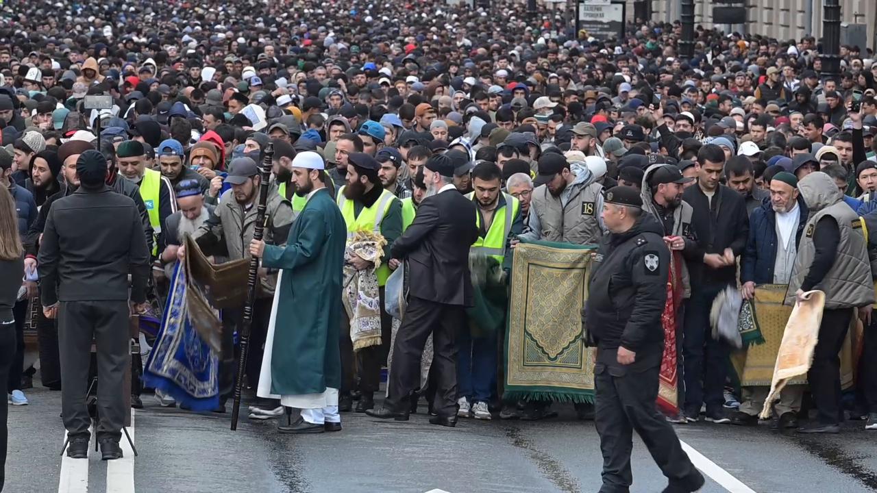 Video thumbnail for Russia: Muslims perform Eid al-Adha prayers on streets of St. Petersburg.