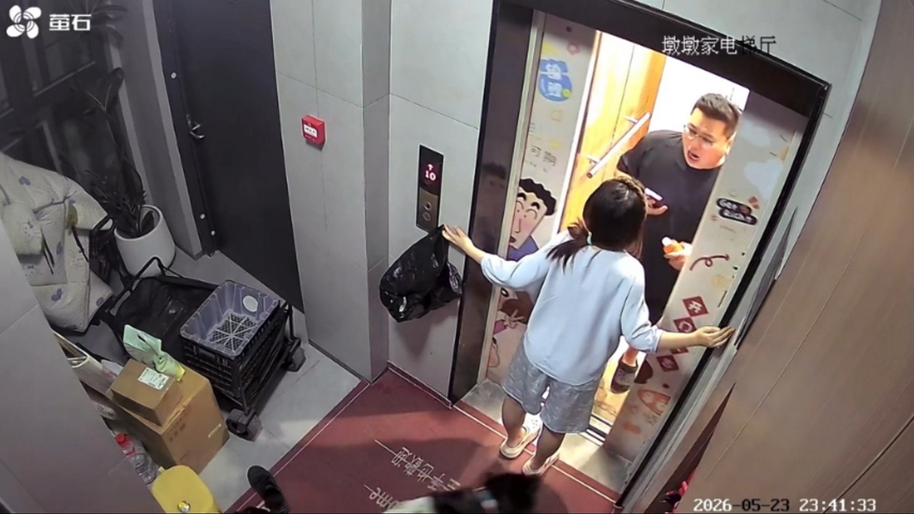 Video thumbnail for Man Gets Spooked by Woman Waiting at Elevator in China