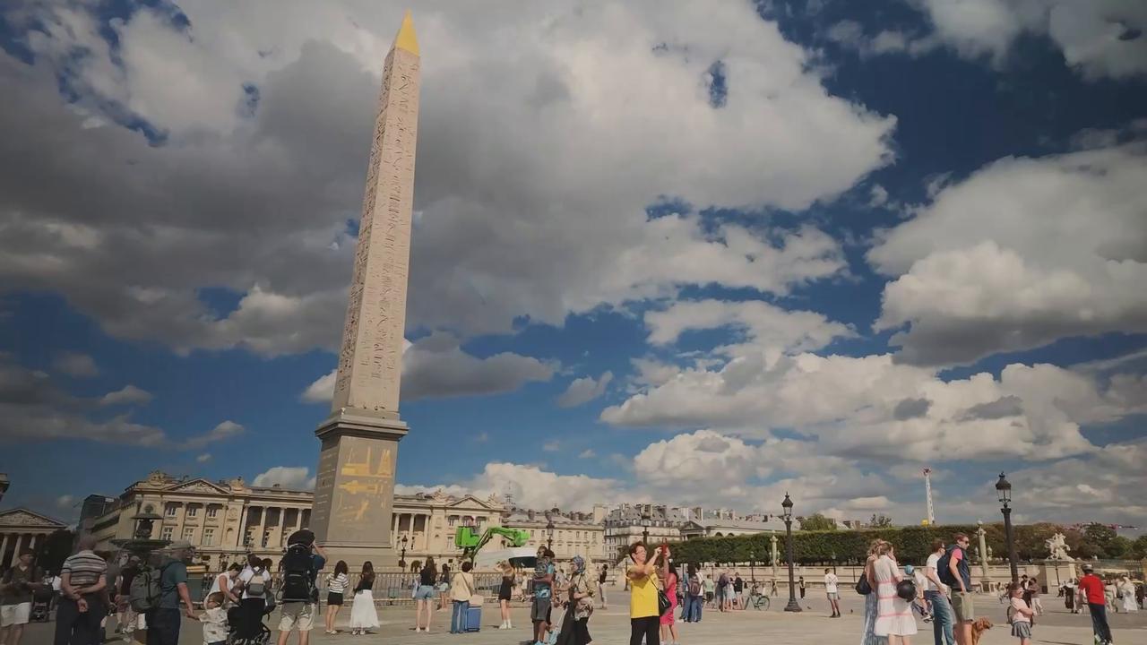 Video thumbnail for France: TIMELAPSE - Tourists crowd Paris landmarks despite intense summer heatwave.